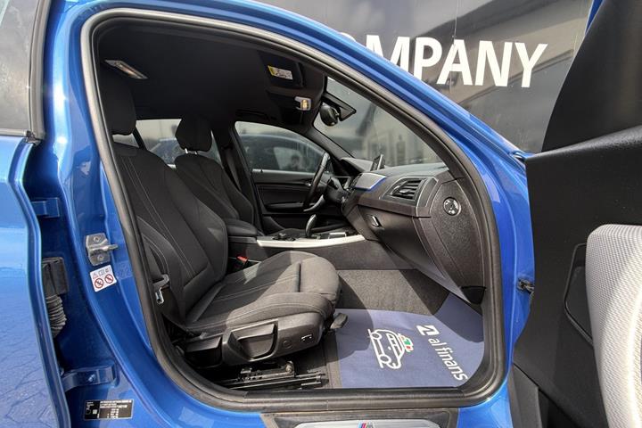 Blå BMW 118i fra 2019