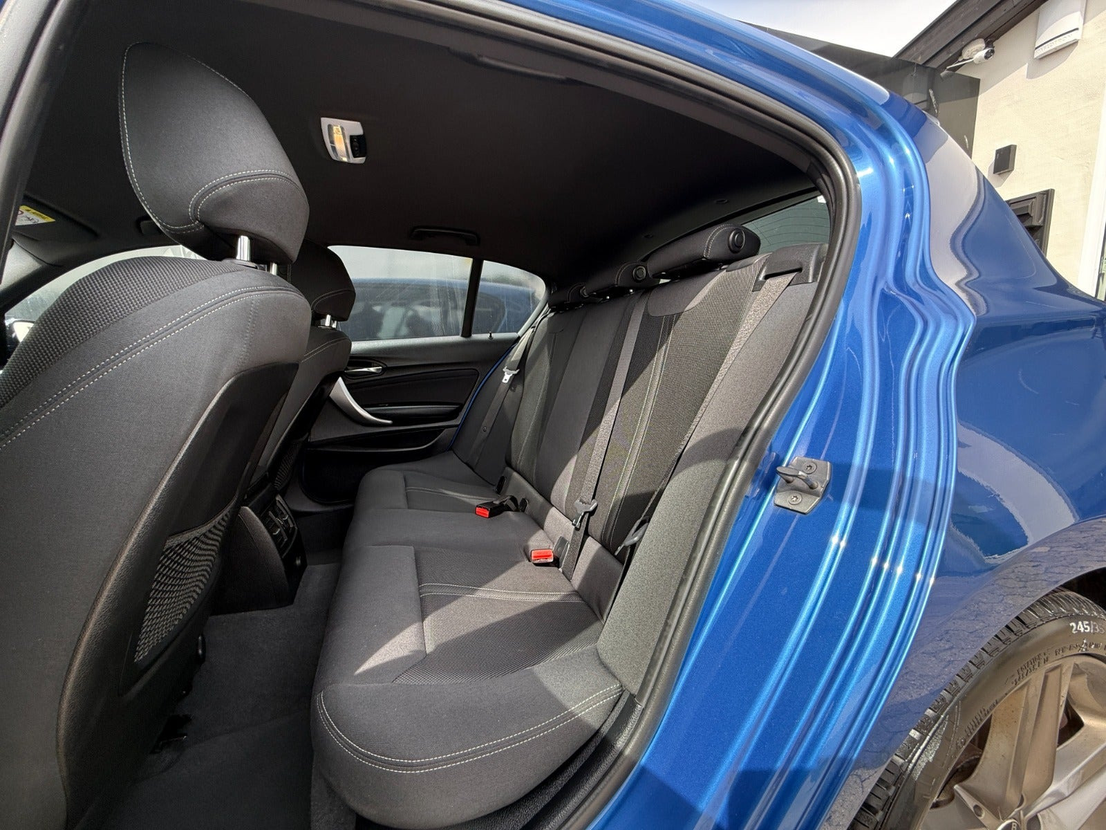 Blå BMW 118i fra 2019