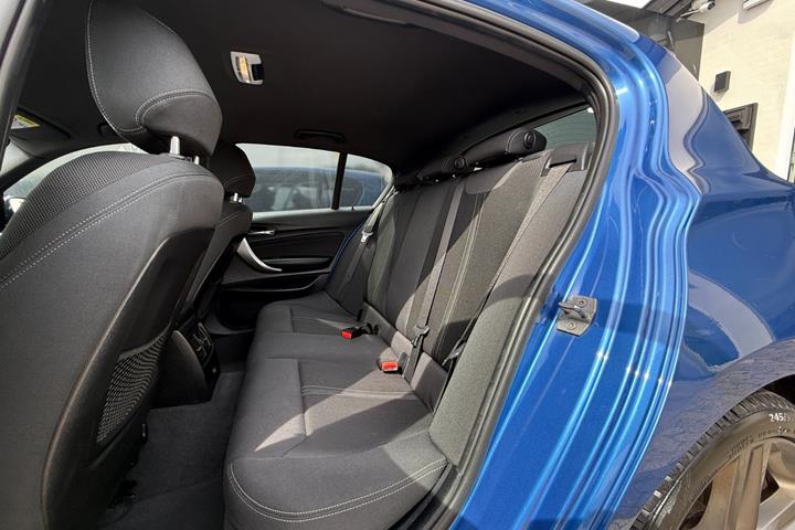 Blå BMW 118i fra 2019