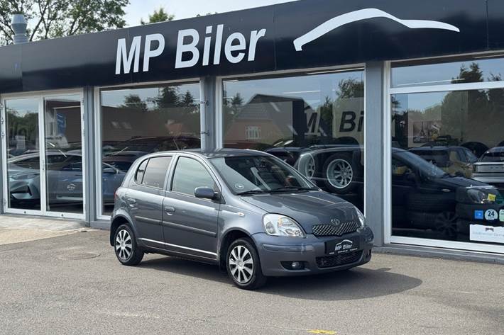 Blå Toyota Yaris fra 2004