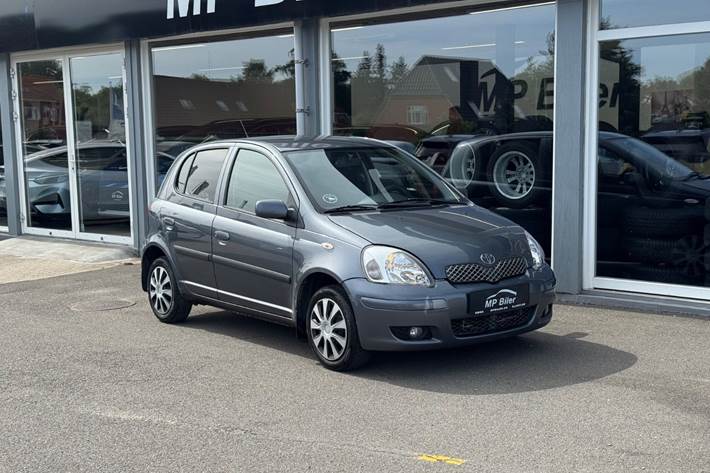 Blå Toyota Yaris fra 2004