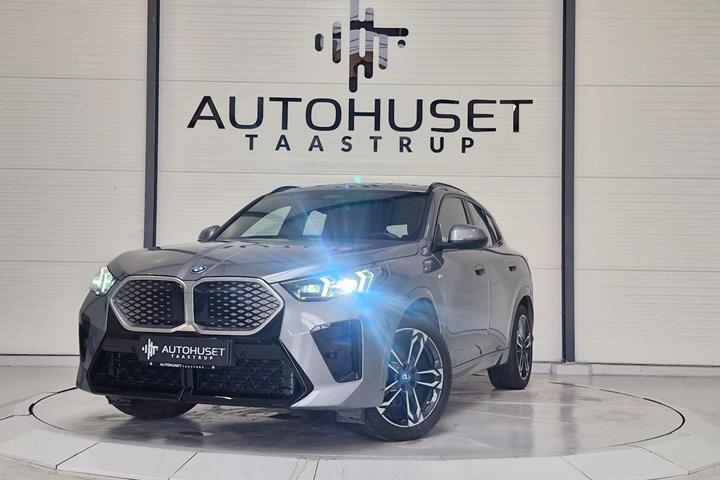 Grå BMW iX2 fra 2025 set udefra