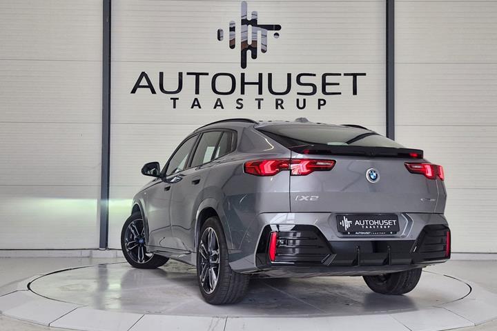 Grå BMW iX2 fra 2025