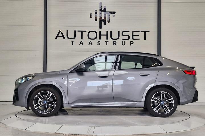 Grå BMW iX2 fra 2025