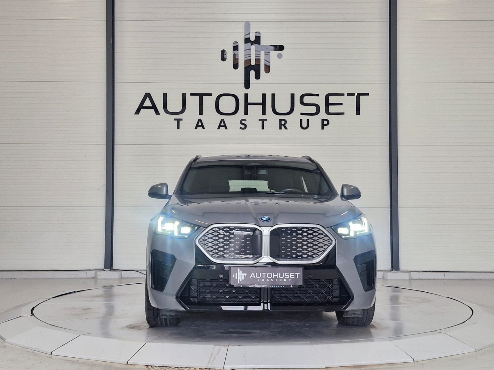 Grå BMW iX2 fra 2025