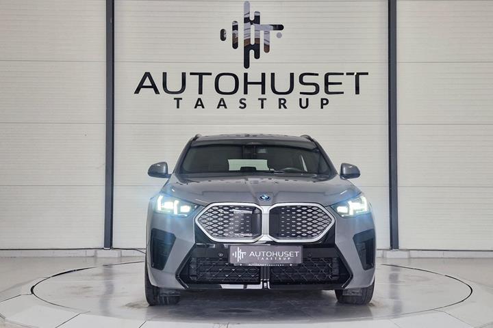 Grå BMW iX2 fra 2025