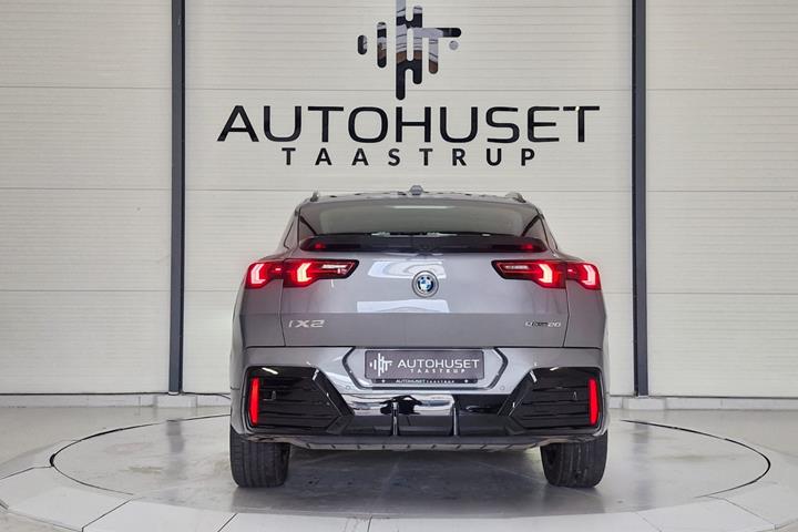 Grå BMW iX2 fra 2025