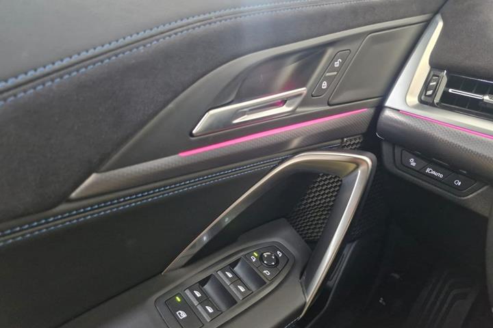 Grå BMW iX2 fra 2025