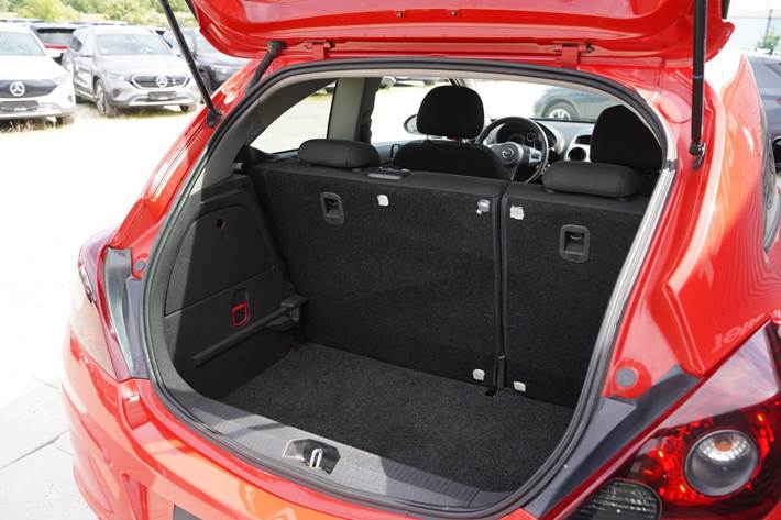 Rød Opel Corsa fra 2010