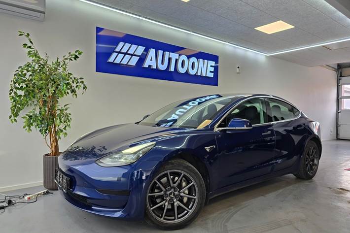 Blå Tesla Model 3 fra 2020