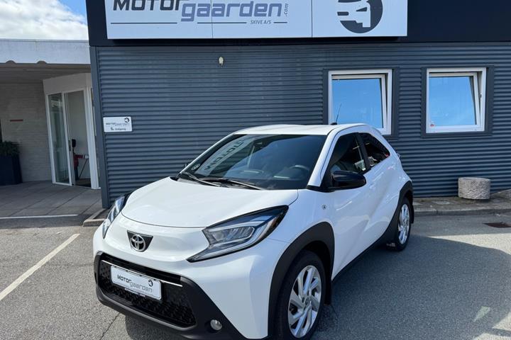 Hvid Toyota Aygo X fra 2024 set udefra