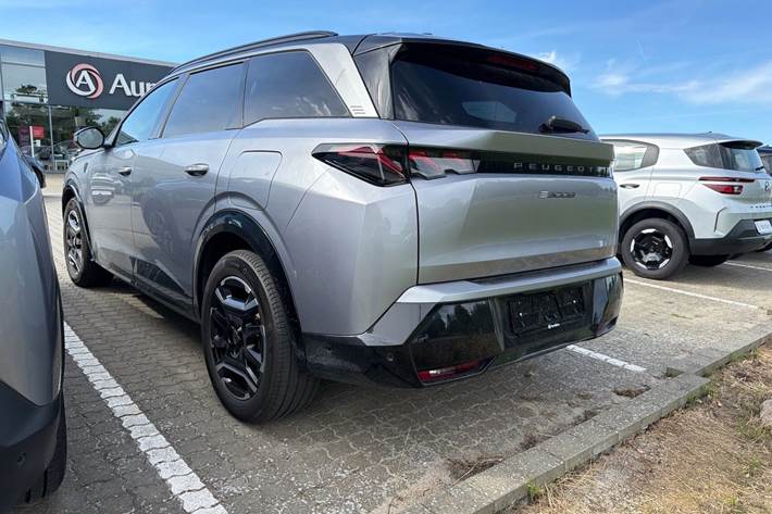 Grå Peugeot e-5008 fra 2026