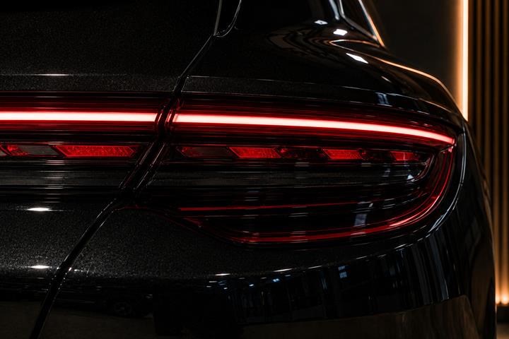 Sort Porsche Taycan 4 fra 2022