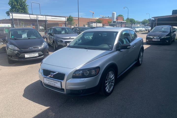 Sølv Volvo C30 fra 2007 set udefra