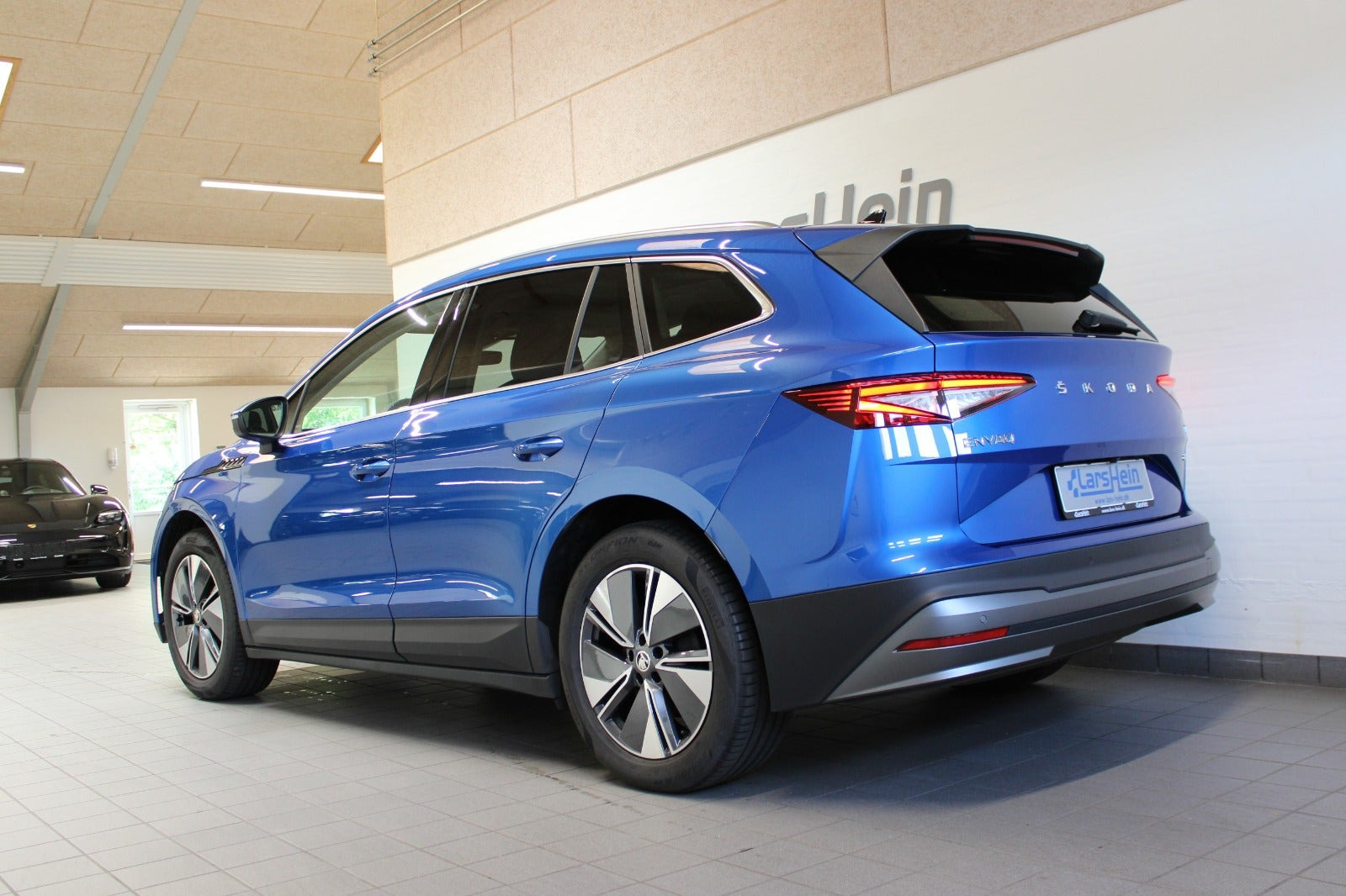 Blå Skoda Enyaq fra 2023