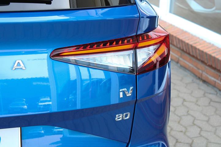 Blå Skoda Enyaq fra 2023