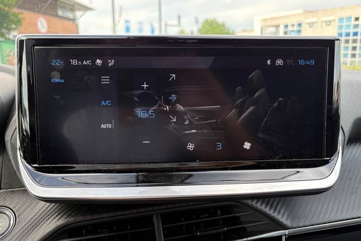 Grå Peugeot 2008 fra 2024