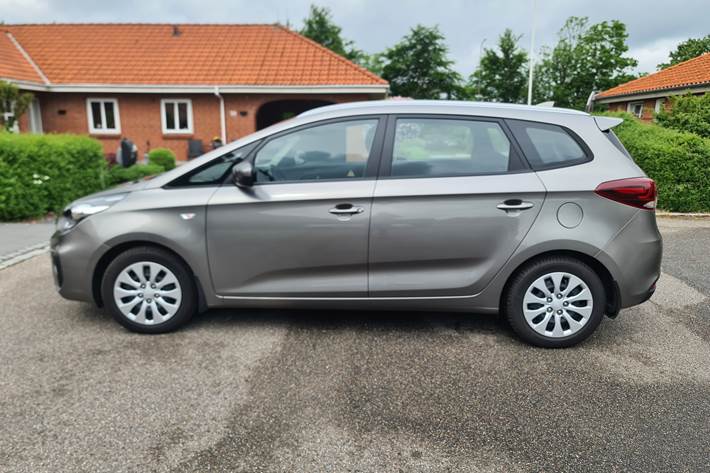 Beige Kia Carens fra 2018