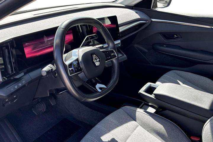 Grå Renault Megane E-Tech fra 2023