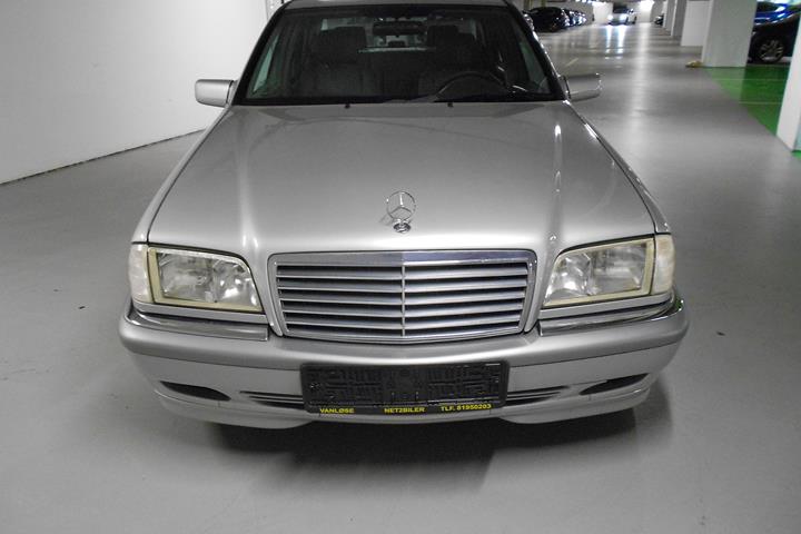 Sølv Mercedes C240 fra 1996 set udefra