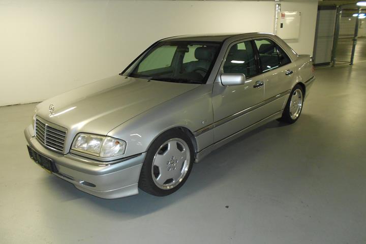 Sølv Mercedes C240 fra 1996 set udefra