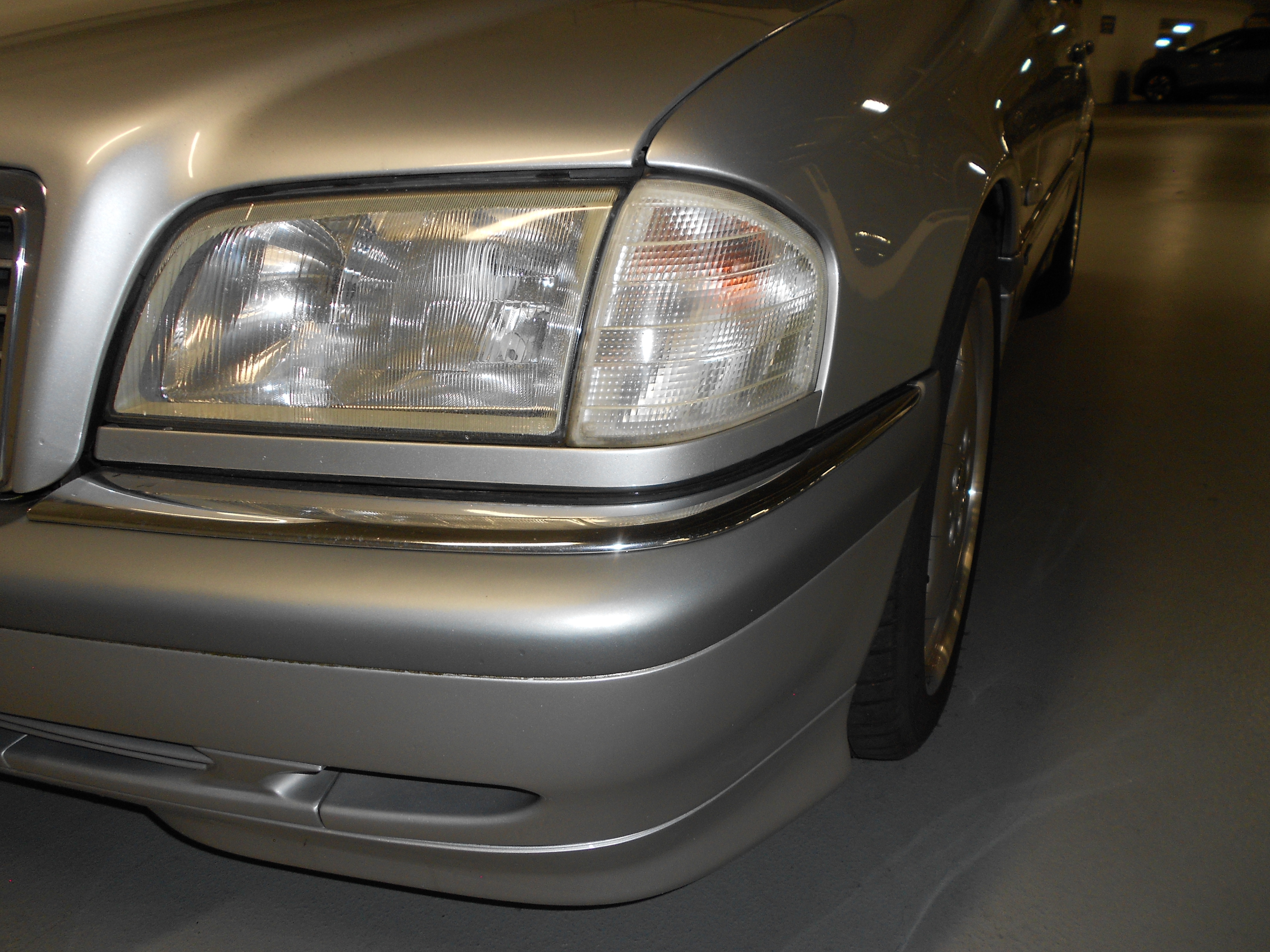 Sølv Mercedes C240 fra 1996 set udefra