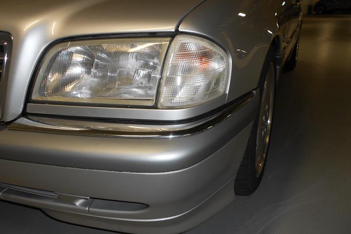 Sølv Mercedes C240 fra 1996 set udefra