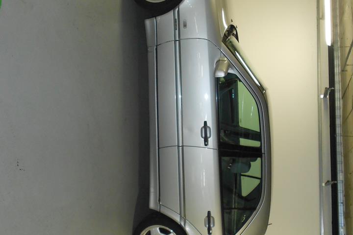 Sølv Mercedes C240 fra 1996 set udefra