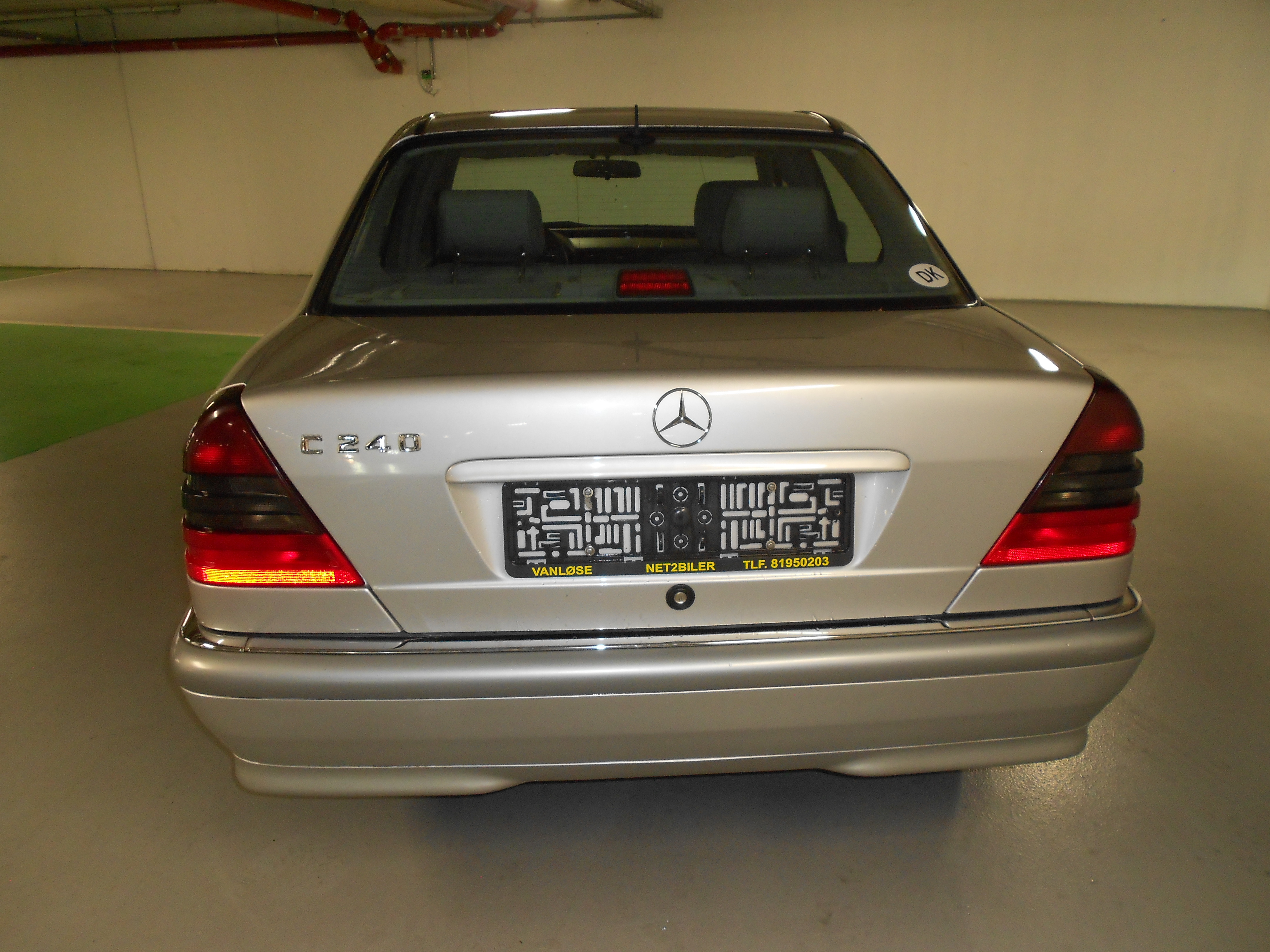 Sølv Mercedes C240 fra 1996 set udefra