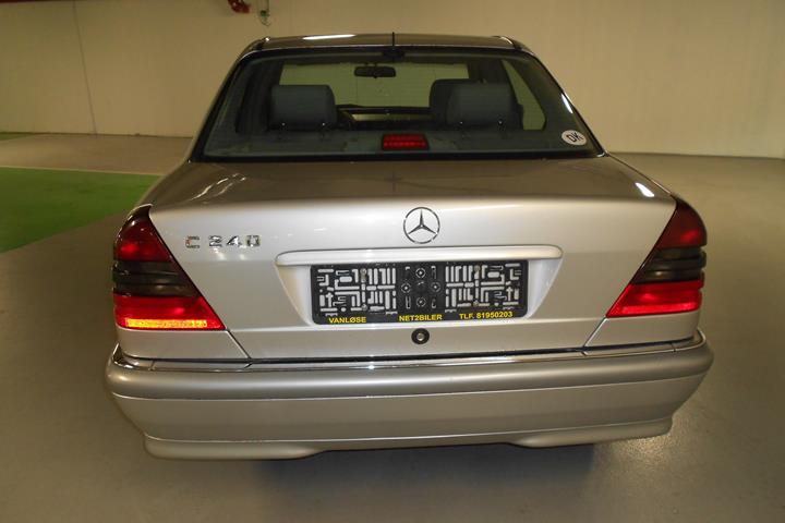 Sølv Mercedes C240 fra 1996 set udefra