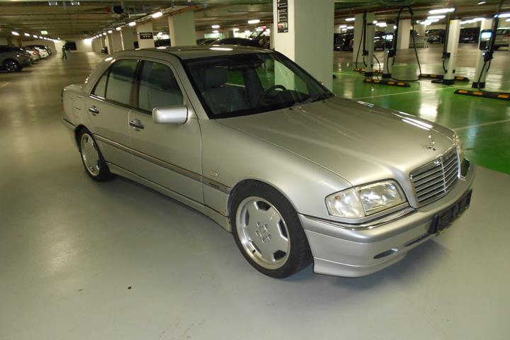 Sølv Mercedes C240 fra 1996
