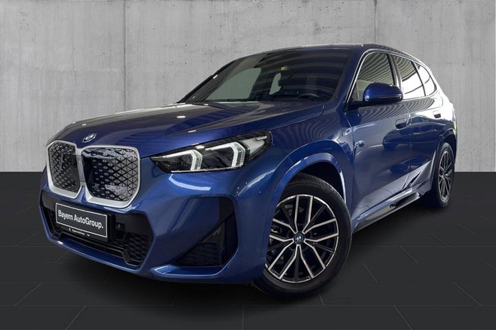 Blå BMW iX1 fra 2024 set udefra