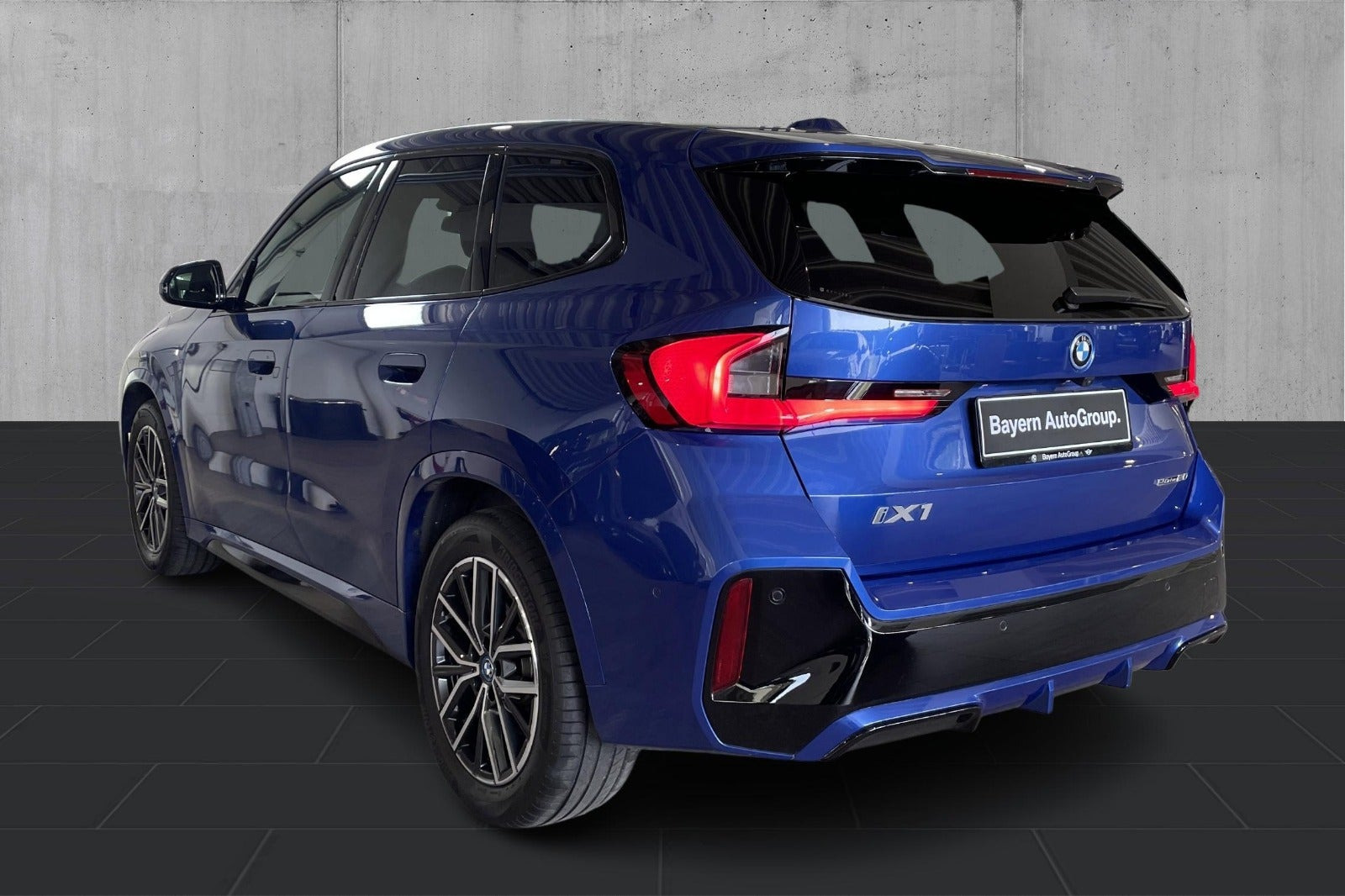 Blå BMW iX1 fra 2024