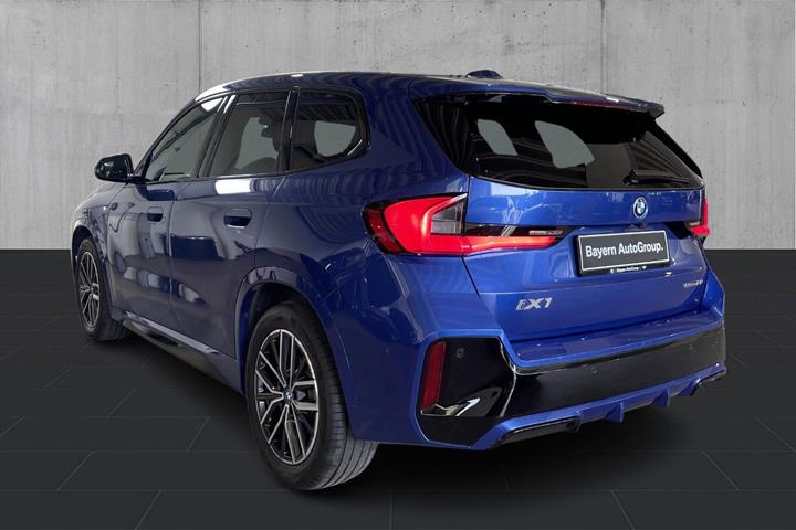 Blå BMW iX1 fra 2024