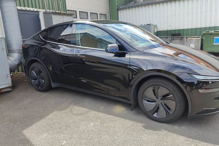 Sort Tesla Model Y fra 2025