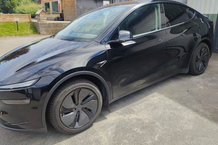 Sort Tesla Model Y fra 2025