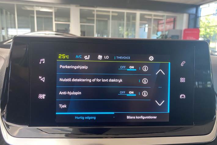 Grå Peugeot e-208 fra 2023