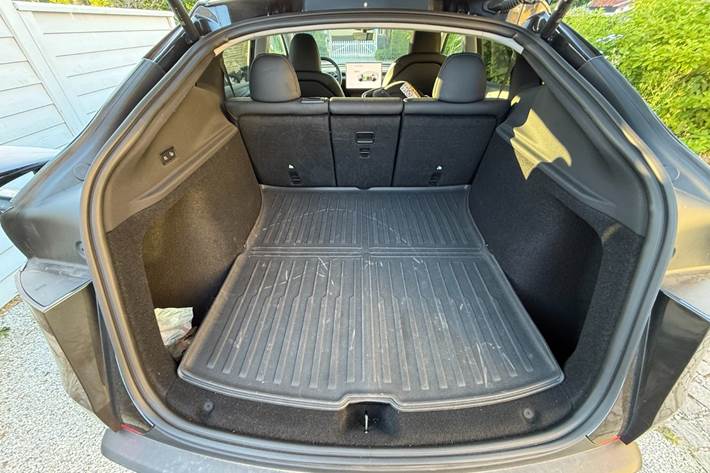 Sort Tesla Model Y fra 2025