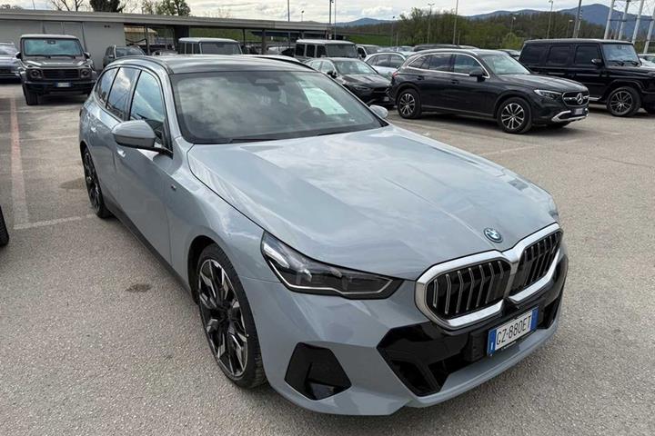 Grå BMW i5 fra 2025 set udefra