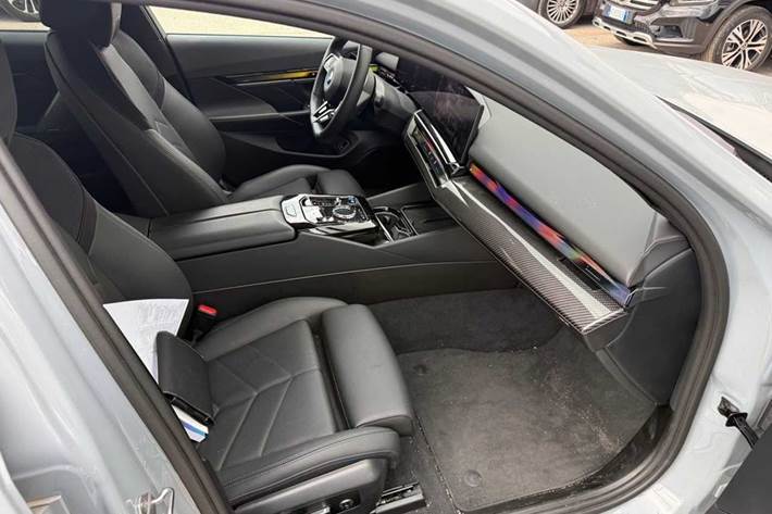 Grå BMW i5 fra 2025