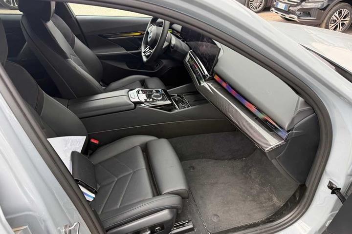 Grå BMW i5 fra 2025