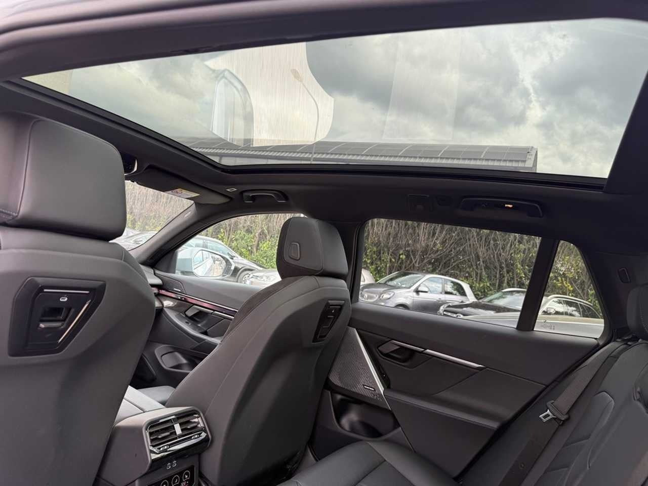 Grå BMW i5 fra 2025
