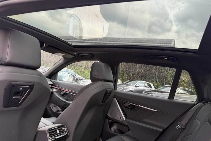 Grå BMW i5 fra 2025