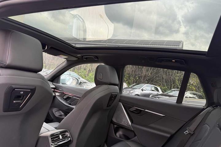 Grå BMW i5 fra 2025