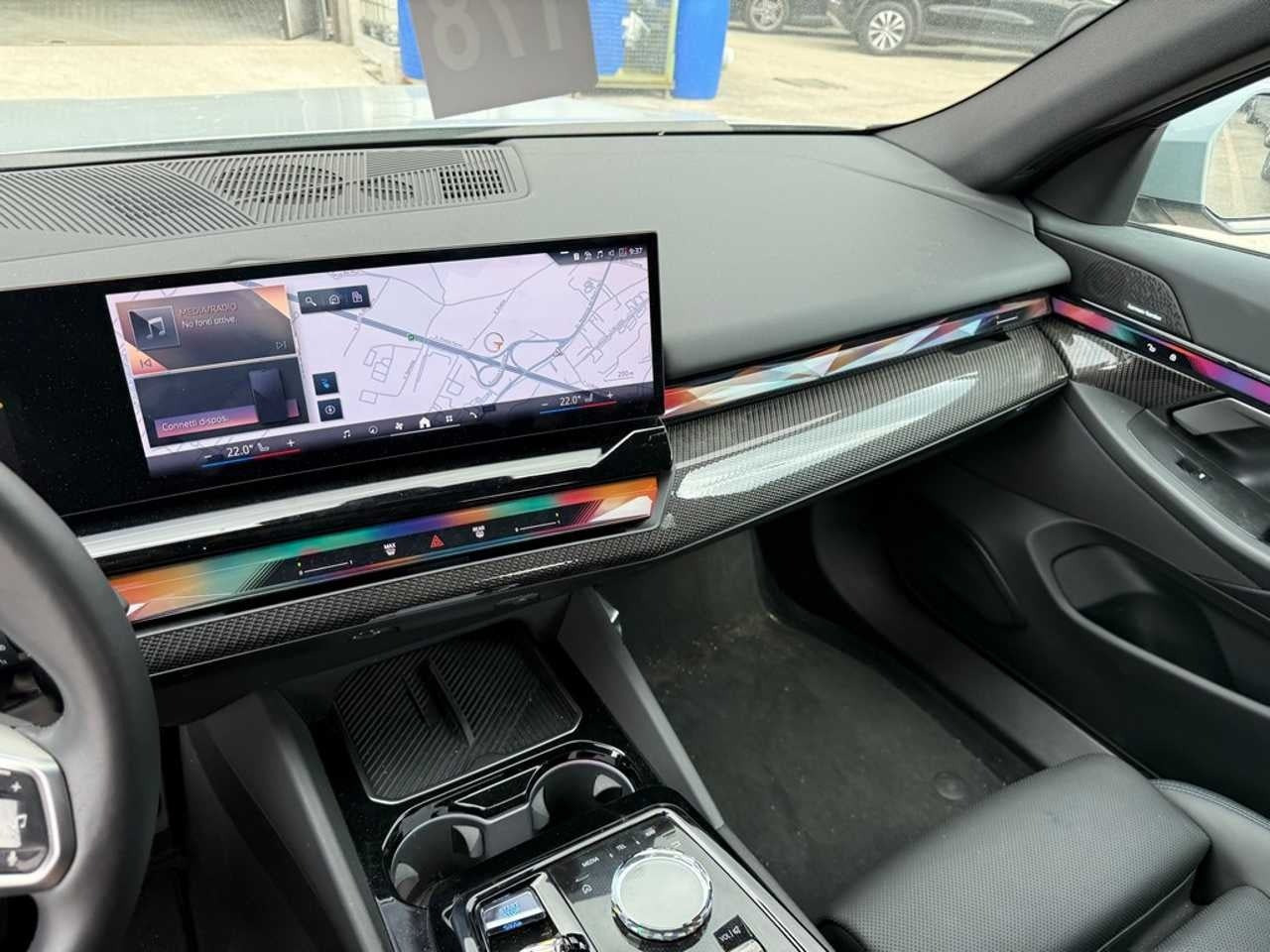 Grå BMW i5 fra 2025