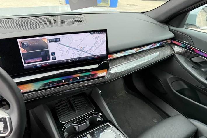 Grå BMW i5 fra 2025