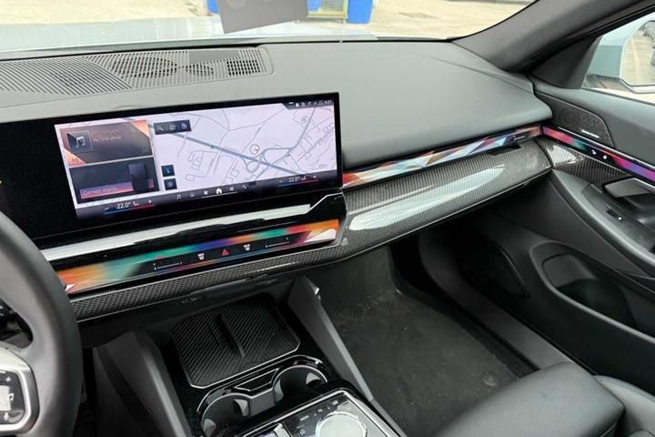 Grå BMW i5 fra 2025