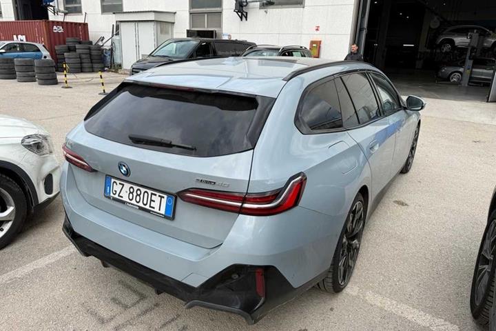 Grå BMW i5 fra 2025