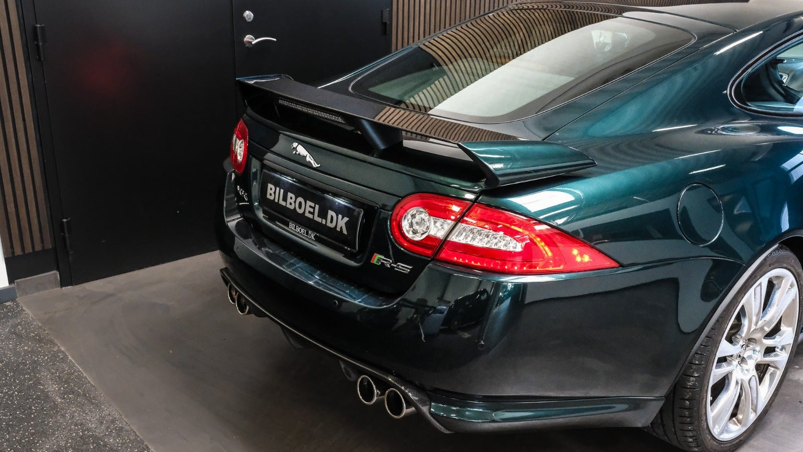 Grøn Jaguar XKR-S fra 2012 set udefra
