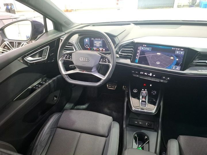 Blå Audi Q4 fra 2022